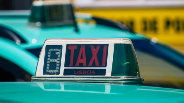 
                    Taxista detido pelo crime de especulação em Cascais. O que se passou?
                