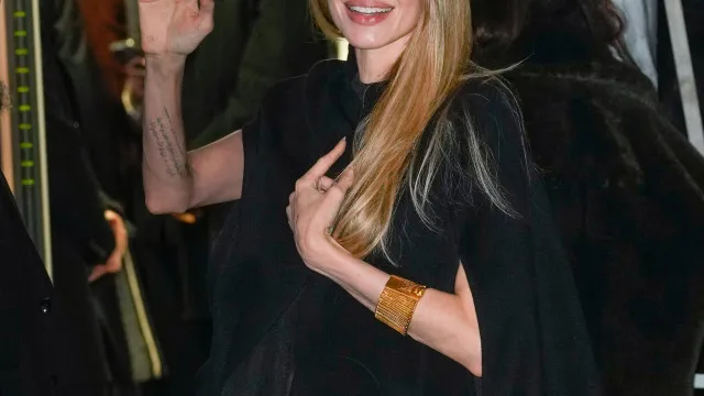 Angelina Jolie exibe nova tatuagem no braço 