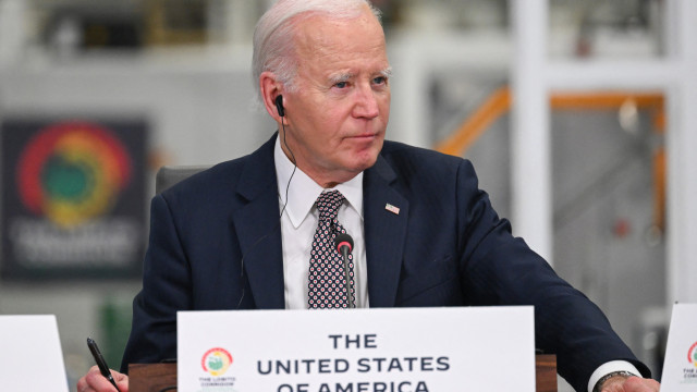 Cansado? Joe Biden terá adormecido durante ato público em Angola