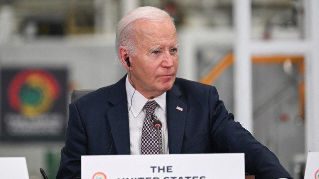 Cansado? Joe Biden terá adormecido durante ato público em Angola