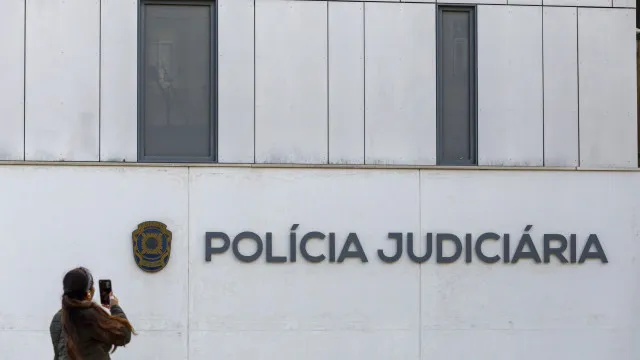 
                    Detido após esfaquear colega de casa na Marinha Grande
                