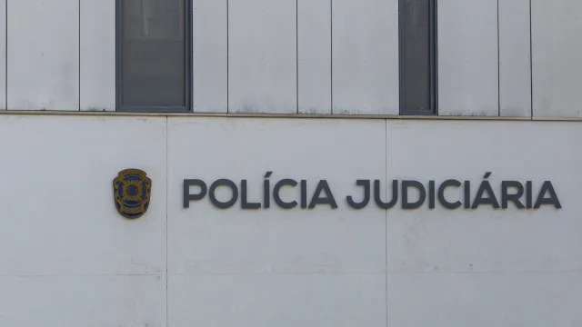 
                    Laboratório da PJ sem acreditação? Ministra garante validade das provas
                