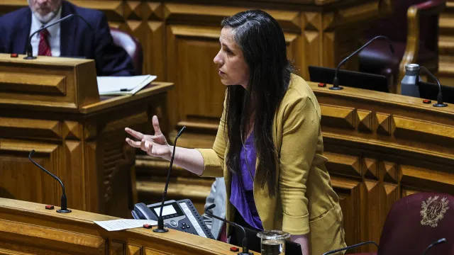 
                    Esquerda critica trabalho social obrigatório: 