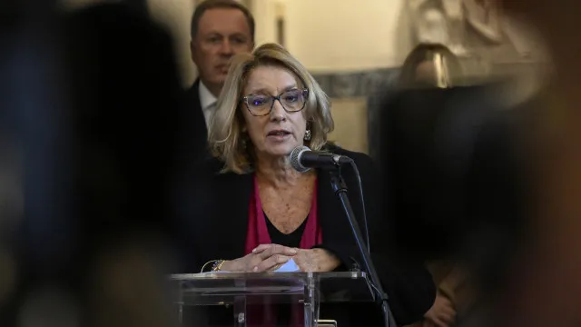 
                    Sustentabilidade da Seg. Social? Ministra espera relatório 