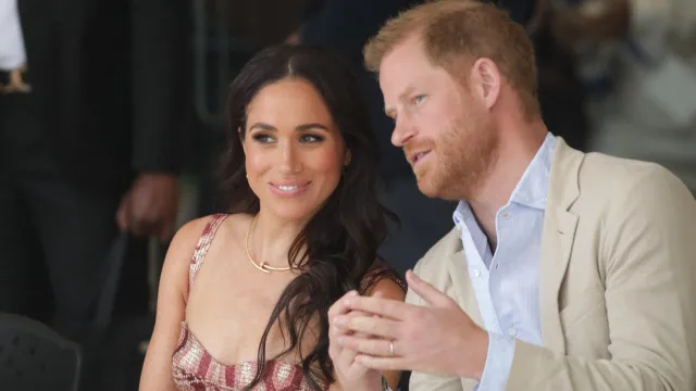 
                    Harry e Meghan no Reino Unido: Carlos III oferece casa e segurança 
                
