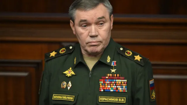 
                    Chefe de Estado-Maior russo inspecionou frentes de combate no Donetsk
                