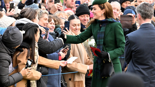 Em dia especial, Kate Middleton recebe o carinho dos súbditos