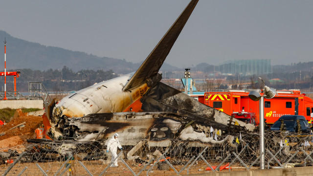 Pilotos da Jeju Air desligaram motor errado após acidente. 179 morreram