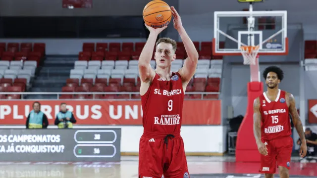 
                    Benfica arrasa e despromove Vasco da Gama. FC Porto e Sporting perdem 
                
