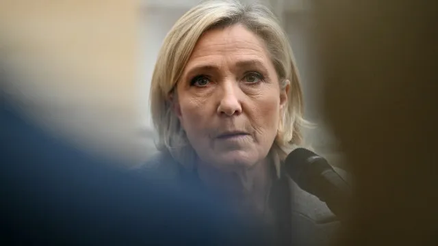 Le Pen lidera sondagem para eleições presidenciais francesas de 2027