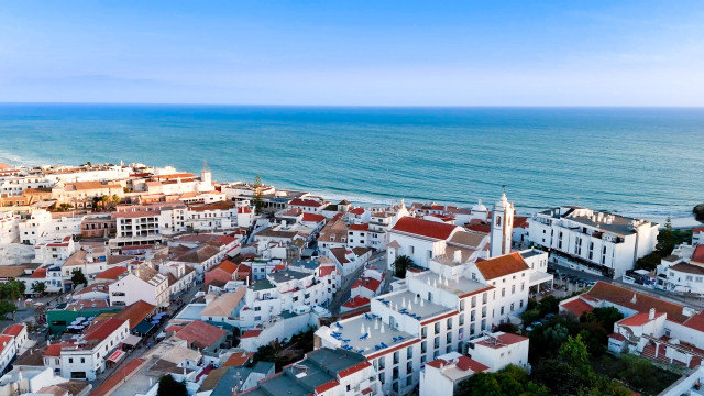 Albufeira quer proibir uso de biquíni em esplanadas e ruas (e há multas)