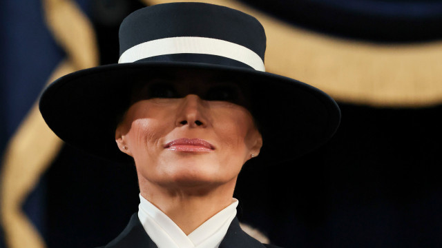 Chapéu de Melania 'tomou posse' da Internet e os memes são hilariantes