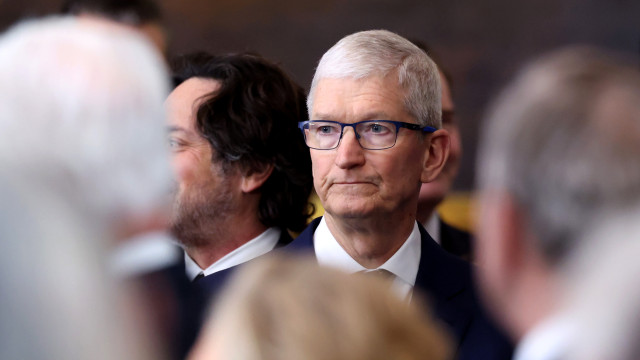 Apesar de lucros recorde, líder da Apple admite preocupação com 2026