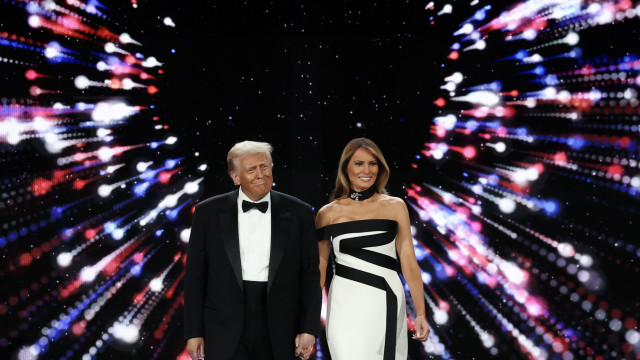 O vestido impactante de Melania Trump para os (três) bailes presidenciais