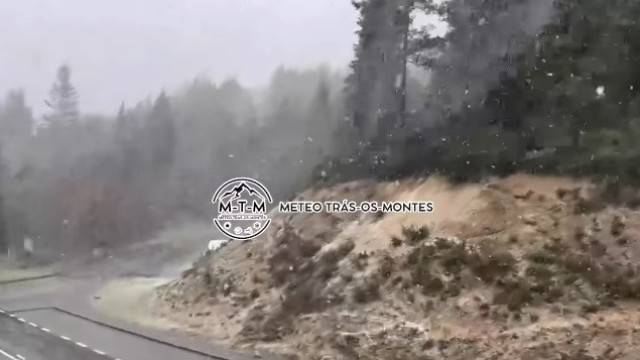 Neve cai com intensidade em Montalegre e na Guarda. Veja os vídeos