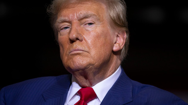 Trump ameaça Irã com envio de mais um porta-aviões