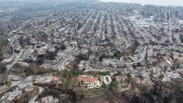 
                    Diversas falhas agravaram devastação dos incêndios em Los Angeles em 2025
                