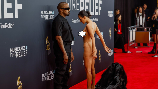 O momento em que a mulher de Kanye West tira o casaco e deixa tudo a nu