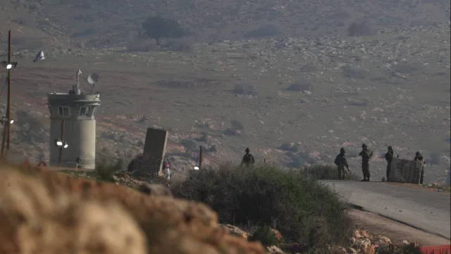 Cem israelitas atacam aldeia palestiniana e destroem bens