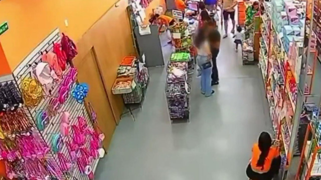 Telemóvel explode em bolso de mulher que fazia compras. Veja o vídeo