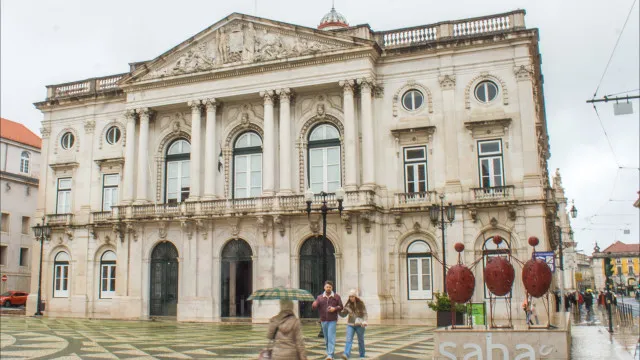 
                    Moedas marca reunião para dia de greve geral. Esquerda na CML contesta
                