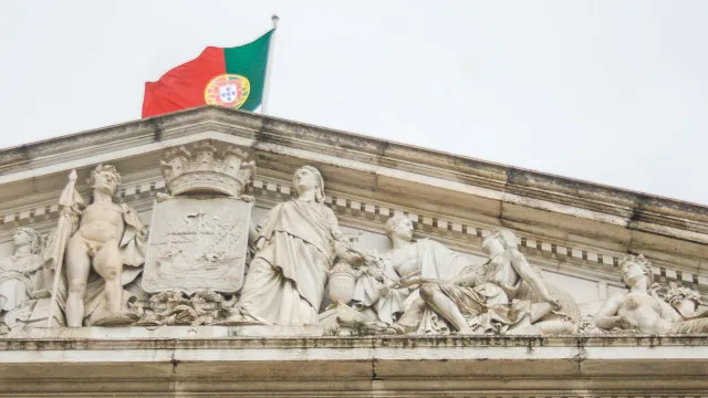 Oposição destaca meio ano de entendimentos de Moedas com Chega