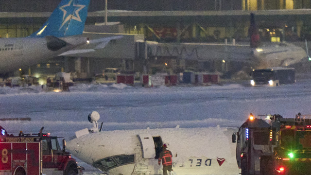 Avião capotou, lançou pânico e fez feridos em Toronto. O que aconteceu?