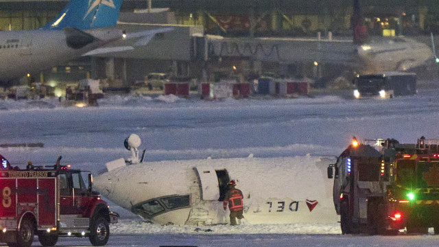 Avião capotou, lançou pânico e fez feridos em Toronto. O que aconteceu?