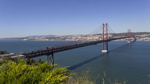 
                    Motociclista morre após colidir com carro e camião na Ponte 25 de Abril
                