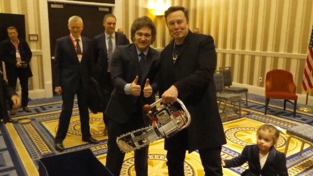 Javier Milei encontra-se com Elon Musk e oferece-lhe... motosserra
