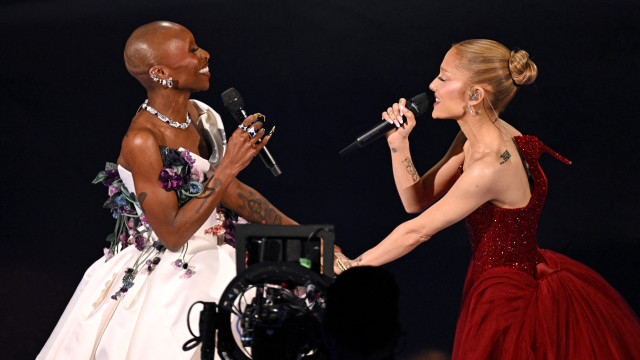 AO MINUTO: Começaram os Óscares; Atrizes de 'Wicked' abriram cerimónia