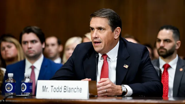 
                    Senado dos EUA aprova nomeação de Todd Blanche para secretário da Justiça
                