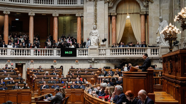 Assembleia da República dissolvida 10 vezes em 50 anos. Porquê?