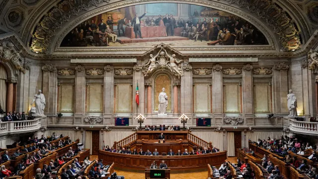 
                    Transportes gratuitos para ex-combatentes alargados ao país? AR aprova
                