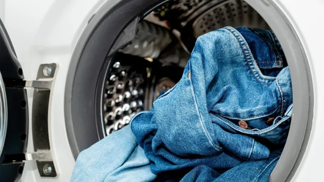 
                    Calças de ganga estragadas? Conheça 5 utilidades antes de deitá-las fora
                