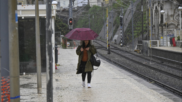 Chuva continua (e traz vento): Há oito distritos hoje sob aviso amarelo