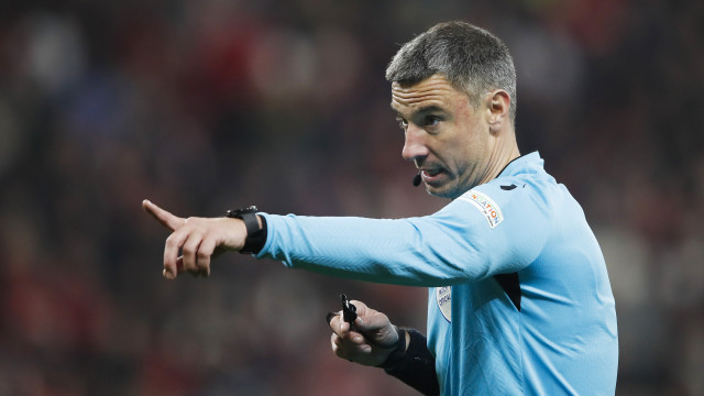 Árbitro de boa memória para Portugal vai apitar o Benfica-Napoli
