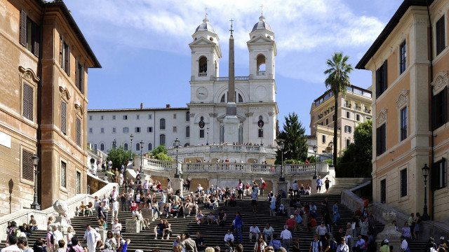 Turista morre ao cair de escadaria da Praça de Espanha em Roma