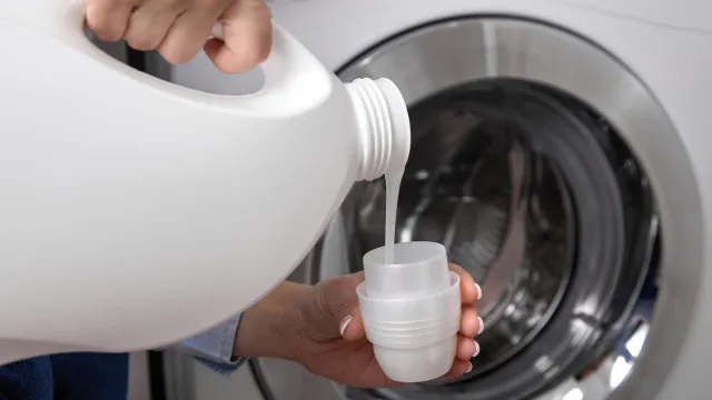 
                    6 utilidades surpreendentes do detergente da roupa (além de lavar roupa)
                