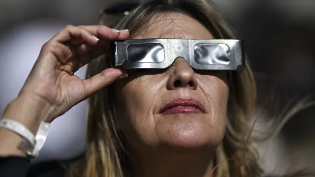 Viseu Dão Lafões distribui óculos para observação segura de eclipse solar