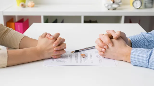 
                    Número de casais desempregados recua 11,4% em junho para 4.181
                