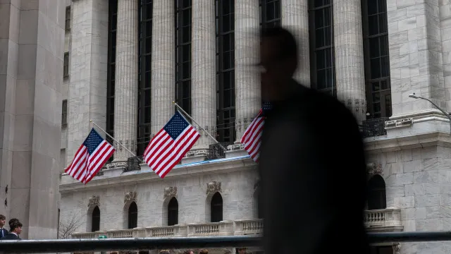 
                    Wall Street atinge novos máximos com reabertura do Estreito de Ormuz
                