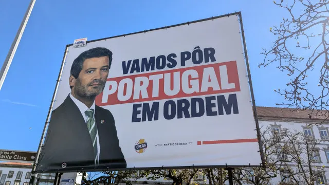 
                    Polícia Municipal alega danos no passeio e apreende cartaz do Chega
                