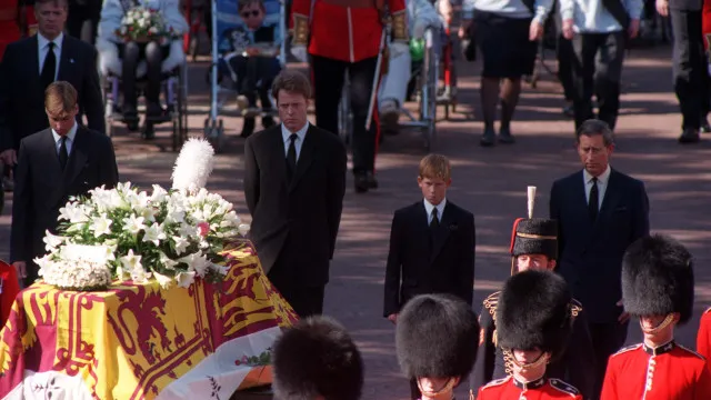 
                    As imagens que comoveram no funeral da princesa Diana há 29 anos
                