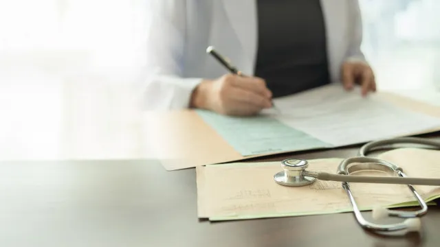 
                    Médica de Benavente e Twin Docs detidos (e há reformas suspensas): O caso
                