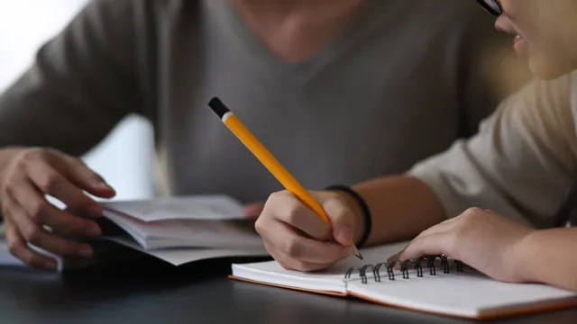 
                    Professores denunciam 