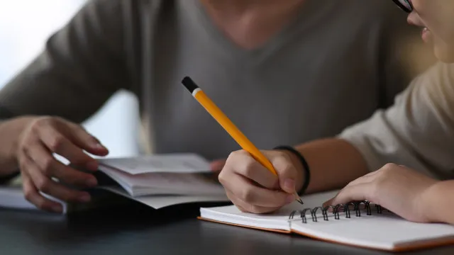 
                    Famílias continuam à procura de vagas nas escolas para os filhos
                