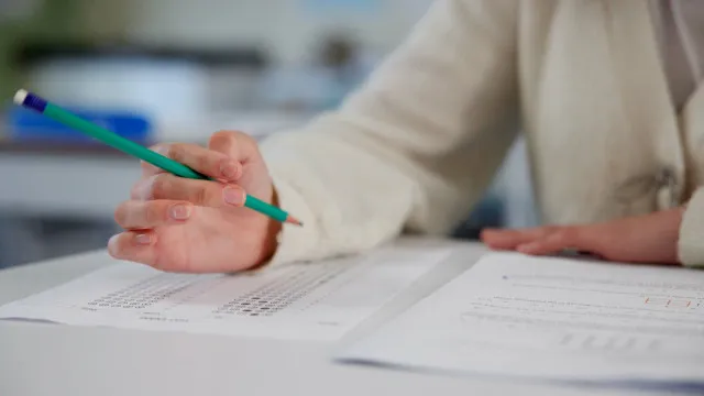 
                    Mais de uma centena de professores continua sem provas para avaliar
                