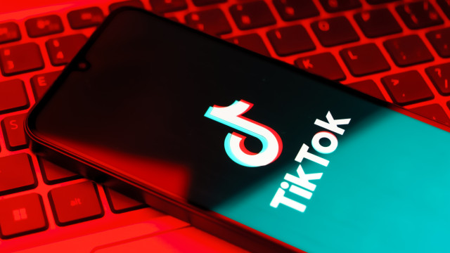 IA usada para vender produtos sem eficácia científica no TikTok