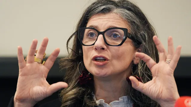 
                    Estados Unidos retiram sanções contra Francesca Albanese
                